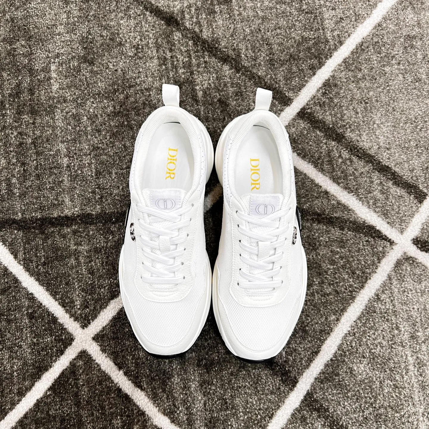 Factory price: 438💰Dior's new casual men's shoes👉 👉 Fashionable and versatile, 💞 simple and elegant style, 🔊 The fabric is made of imported cowhide with mesh, ☑️breathable mesh lining, sheepskin feet, original wear-resistant rubber outsole, exclusive new style, actual shot, three colors available, code number: 38-44, (45 can be customized)